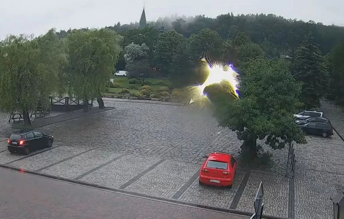 Kamera monitoringu w Lanckoronie (woj. małopolskie) zarejestrowała tajemnicze światło. Zjawisko wywołało w Internecie spore poruszenie. Część mieszkańców twierdzi nawet, że doszło do cudu i w wiosce „objawił się anioł”.


