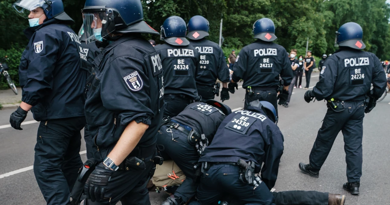 Protesty przeciw polityce covidowej Niemiec w Berlinie