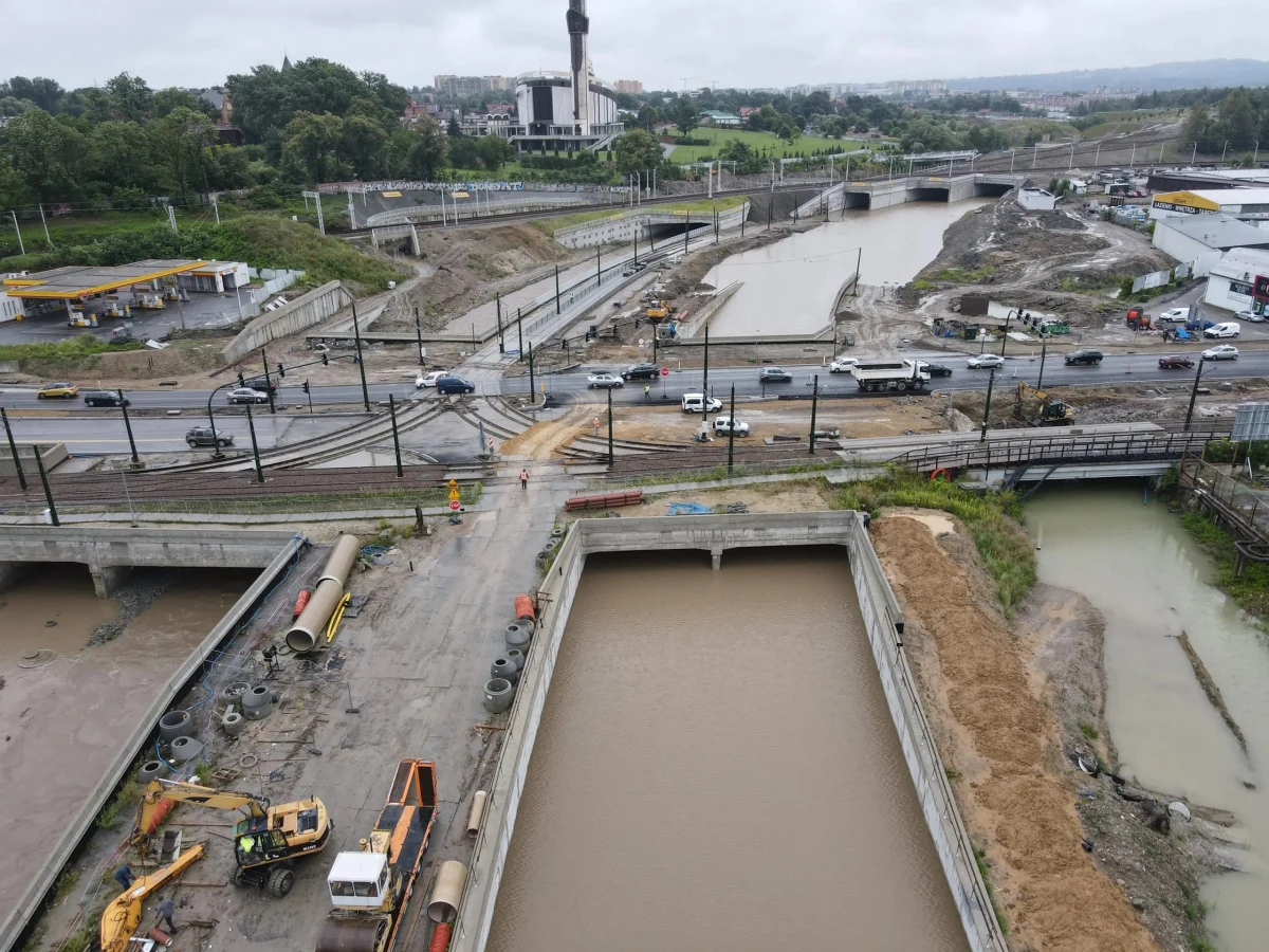 Po nocnych ulewach Wilga wezbrała na tyle, że wystąpiła z brzegów. Woda totalnie zalała część placu budowy Trasy Łagiewnickiej