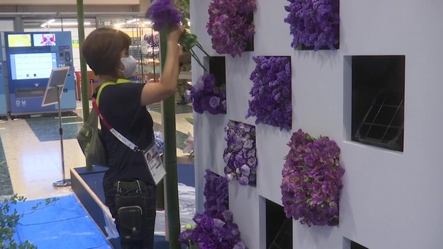 Z powodu braku zagranicznych gości, którzy mieli przyjechać do Tokio, japońscy mistrzowie układania kwiatów i papieru przenieśli swoje ekspozycje do centrum prasowego igrzysk. Specjaliści od ikebany i origami chcą zaszczepić drobinki japońskiej kultury przynajmniej wśród dziennikarzy.