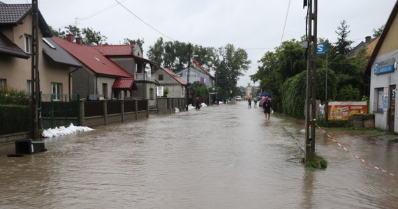 Opady deszczu, które w nocy wystąpiły w Małopolsce, były bardzo intensywne, miejscami przekroczyły 100 l na metr kw. powierzchni, co spowodowało wypełnienie zbiornika w Bieżanowie i przelanie wody - powiedział wojewoda Łukasz Kmita. Jak podał, strażacy w całym regionie interweniowali ponad 1200 razy.
