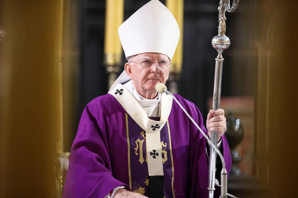 "W świecie, dla którego prawda właściwie jest już czymś przebrzmiałym, ogłoszono, że żyjemy właściwie w czasie postprawdy, a z tym wiąże się także ideologia absolutnej wolności. Każdy może czynić co chce i każdy ma prawo do realizacji tylko i wyłącznie siebie, nie patrząc na innych" – stwierdził metropolita krakowski arcybiskup Marek Jędraszewski w czasie mszy w katedrze na Wawelu na rozpoczęcie 41. Pieszej Pielgrzymki Krakowskiej na Jasną Górę. Nawiązał też do słów lidera Platformy Obywatelskiej Donalda Tuska dotyczących macierzyństwa. 