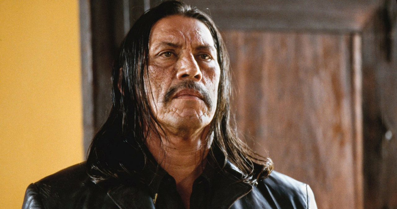 Danny Trejo miał wyjątkowo burzliwą młodość i nie jest to tajemnicą. Zanim zaczął odnosić sukcesy w Hollywood, zmagał się z uzależnieniem od narkotyków i kilka razy trafiał za kratki. O swojej kryminalnej przeszłości aktor chętnie opowiada w wywiadach, podkreślając, że gdy sięgnął dna, postanowił diametralnie zmienić swoje życie. W najnowszym wywiadzie gwiazdor "Breaking Bad" zdradził, że w czasie  pobytu w więzieniu uczestniczył w fatalnych w skutkach zamieszkach. Obawiał się wówczas najgorszego. "Spodziewałem się, że trafię za to do komory gazowej. Zaakceptowałem to, ale błagałem Boga: 'Pozwól mi umrzeć z godnością, nie chcę umierać krzycząc i sikając w spodnie'" – wyznał.