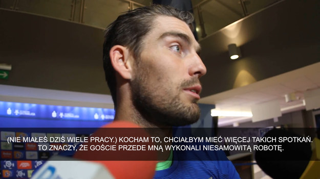 Bramkarz Lecha Poznań Mickey van der Hart w piątkowym meczu z Cracovią (2-0) niesamowicie się wynudził – ani razu nie musiał bronić strzałów rywali, bo ci nie oddali żadnego celnego uderzenia. W ogóle w polu karnym „Kolejorza” nie działo się zbyt wiele. - Kocham to, chciałbym mieć więcej takich spotkań. To znaczy, że goście przede mną wykonali niesamowitą robotę. Nie przypominam sobie żadnej mojej interwencji, może wyłapałem ze dwa, trzy dośrodkowania. Wielkie pochwały dla nas wszystkich. Cracovia jest trudnym rywalem, bardzo fizycznym, sporo dośrodkowuje, gra górne piłki. Wiedzieliśmy o tym i uniknęliśmy tego – mówił Holender, który w trzech meczach wpuścił tylko jedną bramkę, na dodatek z rzutu karnego.