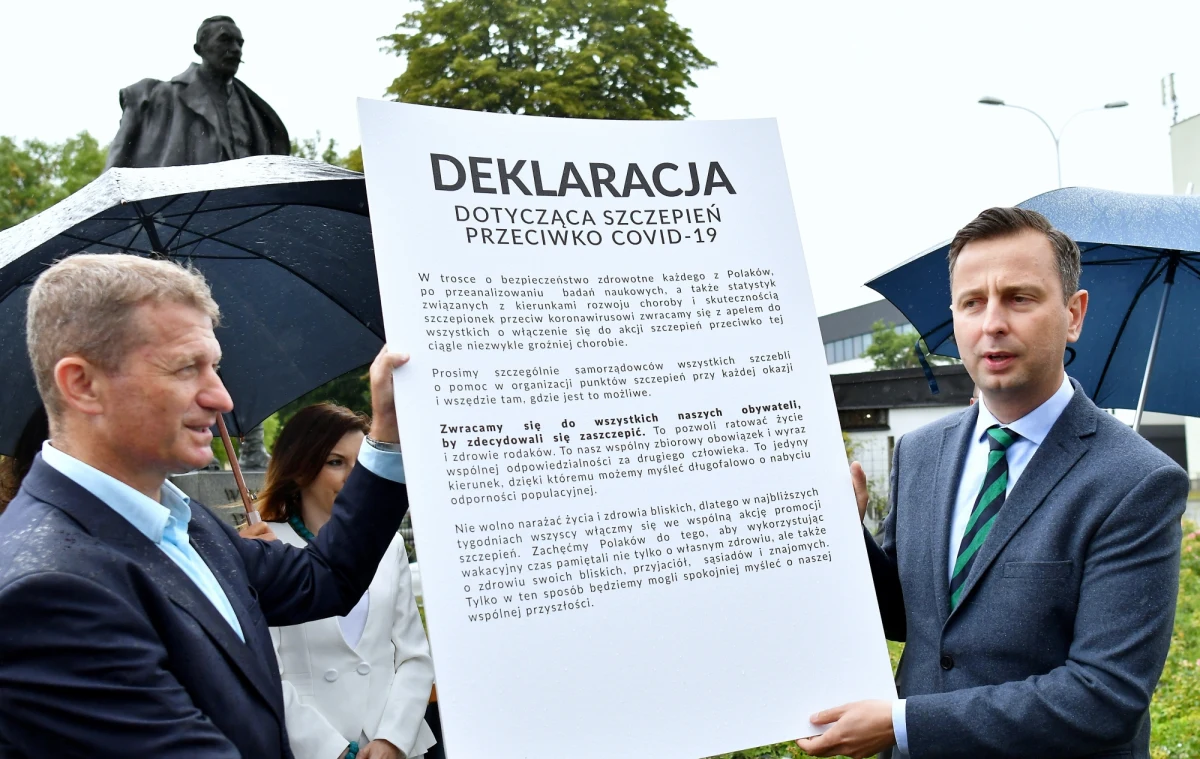 Najbliższe posiedzenie Sejmu jest dobrym momentem, żeby liderzy partii podpisali wspólną deklarację i wezwali do szczepień przeciw Covid-19. Myślę, że jest szansa, że wszyscy staniemy w najbliższą środę wspólnie - ocenił prezes PSL Władysław Kosiniak-Kamysz.