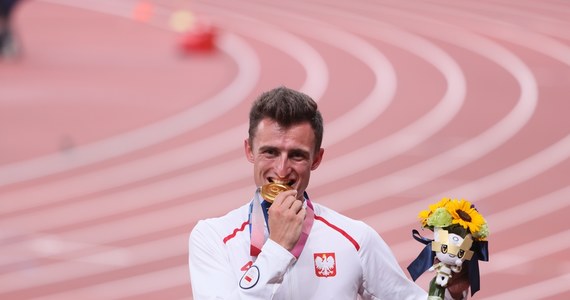 Dawid Tomala odebrał dziś na stadionie olimpijskim złoty medal igrzysk w Tokio w chodzie na 50 km. Po raz czwarty w tych igrzyskach rozbrzmiał Mazurek Dąbrowskiego. Medaliści przylecieli na dekorację z Sapporo.