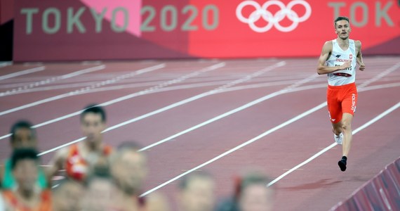 Michał Rozmys zajął 8. miejsce w finale biegu na 1500 m na igrzyskach olimpijskich w Tokio! Przy okazji Polak poprawił swój rekord życiowy. Rozmys dostał się do finału mimo ogromnego pecha, jaki przydarzył mu się w biegu półfinałowym: zgubił wówczas but.