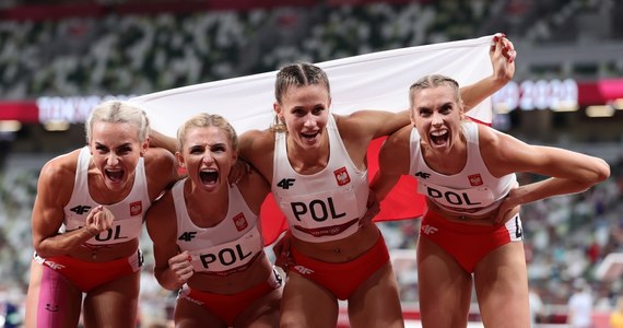 Sztafeta 4x400 m kobiet zdobyła srebrny medal w Tokio. Polki pobiegły w składzie: Natalia Kaczmarek, Iga Baumgart-Witan, Małgorzata Hołub-Kowalik i Justyna Święty-Ersetic. Złoto zdobyły niedoścignione Amerykanki.