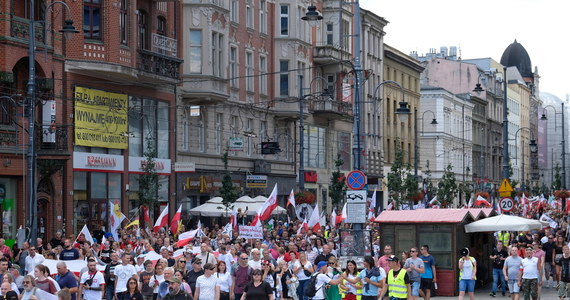 Około trzech i pół tysiąca osób uczestniczyło w Katowicach w manifestacji nazwanej przez organizatorów „Wielkim Śląskim Marszem Wolności” - wynika z informacji policji i samorządu. Demonstrację zabezpieczało ponad 500 funkcjonariuszy. Nie doszło do incydentów.
