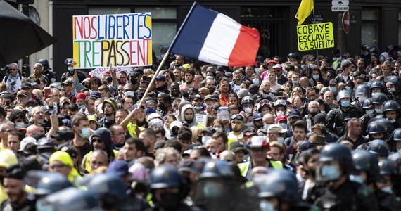 Francia: protestas contra los permisos sanitarios