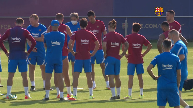 Piłkarze Barcelony kontynuowali przygotowania do nowego sezonu w sobotę, po szokującej wiadomości, że gwiazda Lionel Messi opuści klub. Poza Messim był pełny skład: m.in. Antoine Griezmann, Gerard Pique, Jordi Alba, Philippe Coutinho i nowi nabywcy Sergio Agüero i Memphis Depay.

W niedzielę Barcelona zmierzy się z Juventusem w przedsezonowym trofeum Joan Gamper 2021.