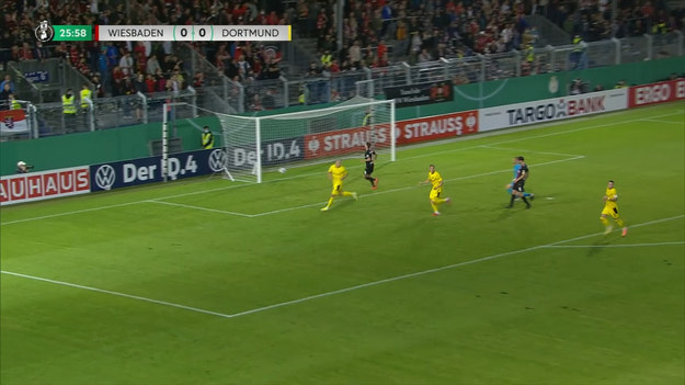 Erling Haaland ustrzelił hat-tricka. W sobotnim spotkaniu Borussia Dortmund pokonała Wehen Wiesbaden 3-0 w pierwszej rundzie Pucharu Niemiec.

Chelsea, Real Madryt i Manchester City - według europejskich mediów to właśnie te kluby mają zabiegać o transfer Erlinga Haalanda. W Borussii Dortmund wierzą jednak, że utalentowany napastnik nie zmieni drużyny w najbliższym czasie.