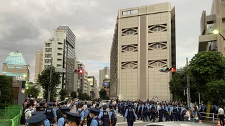 Interia w Tokio. Niespokojnie przed stadionem, policjanci blokują protestujących