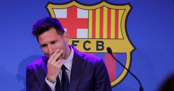 Lionel Messi prowadzi z Paris Saint-Germain rozmowy nt. transferu, ale – jak sam zaznacza – nie podjął jeszcze decyzji ws. swojej przyszłości po odejściu z Barcelony. Gwiazdor wystąpił na pożegnalnej konferencji prasowej na Camp Nou. Nie zdołał powstrzymać łez. "Zrobiłem wszystko, by zostać w Barcelonie" - zapewnił. Ogłaszając przed trzema dniami rozstanie z Messim, Barcelona wyjaśniała, że klubu nie stać dłużej na płacenie jego wysokiej pensji bez narażania swej przyszłości. 