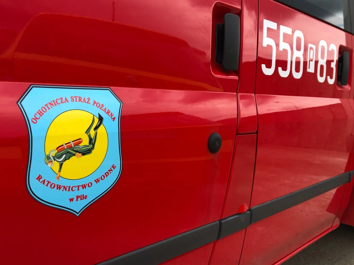 Strażacy ochotnicy z wielkopolskiej Piły mają nareszcie swoją własną siedzibę. Na tym jednak koniec optymistycznych wieści. By mogli się do niej wprowadzić - lokal po dawnym warsztacie trzeba gruntownie wyremontować. Na prace i materiały brakuje jednak pieniędzy. Druhowie uruchomili więc internetową akcję, do której zaczęli się przyłączać pilanie. Wśród ofert na licytacji pojawiło się już m.in. pieczenie ciast na indywidualne zamówienie czy specjalne sesje zdjęciowe, ale też wyjątkowa (nie alarmowa) wizyta strażaków w domu. Zysk z oferowanych usług będzie przeznaczony oczywiście na remont nowej siedziby ochotników.