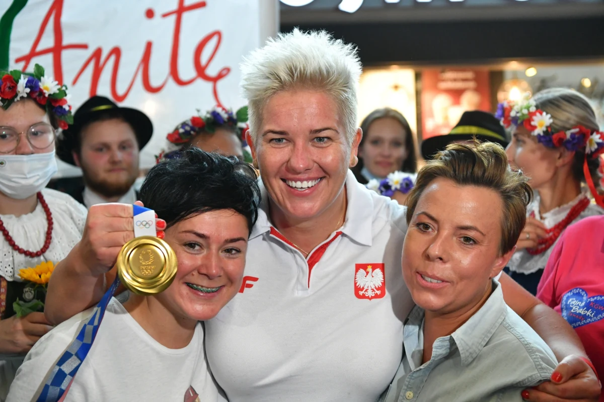 W niedzielę z Tokio do Warszawy przyleciało szesnaścioro polskich medalistów olimpijskich. Na lotnisku im. Chopina kibice powitali m.in. obchodzącą dziś 36. urodziny Anitę Włodarczyk. która na trzech kolejnych igrzyskach zdobyła złoto w rzucie młotem. 