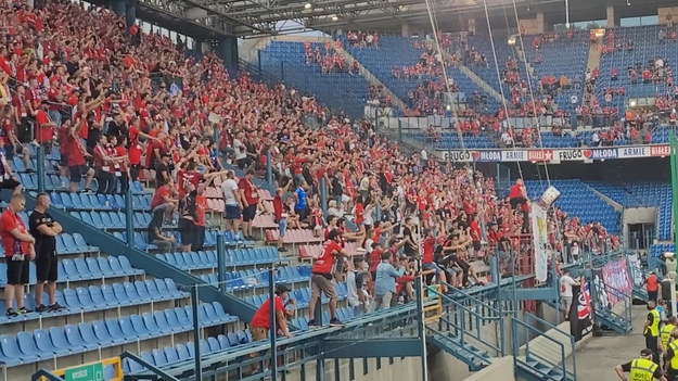Wisła miała Raków na łopatkach, a mimo to dała się znokautować. Dzięki ambitnej grze gości krakowianie przegrali pierwsze spotkanie w tym sezonie i stracili miejsce na fotelu lidera.
Zobacz jak Kibice Wisły wspierają zespół po porażce 1-2 z Rakowem 