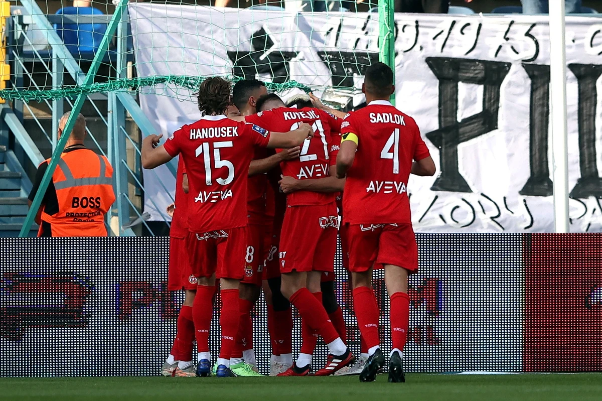 Wisła Kraków przegrała 1:2 z Rakowem Częstochowa. Tym samym częstochowscy piłkarze sprawili prezent swojemu trenerowi Markowi Papszunowi, który obchodził 47. urodziny.