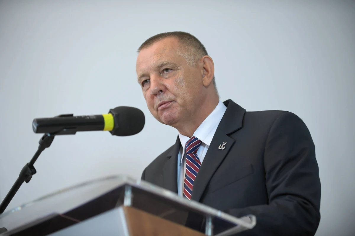 Cały czas rządzący chcą mnie skłonić, żebym ustąpił ze stanowiska - mówi szef NIK Marian Banaś w rozmowie z "Newsweekiem". "Liczę na to, że nie posuną się aż tak daleko, żeby godzić w moje zdrowie czy życie" - dodaje. We wtorek sejmowa Komisja Regulaminowa, Spraw Poselskich i Immunitetowych ma głosować nad wnioskiem prokuratury o uchylenie immunitetu Marianowi Banasiowi, by postawić mu zarzuty ukrywania majątku. Ustalenia CBA i prokuratury zawarte na 40 stronach poznała "Rzeczpospolita".