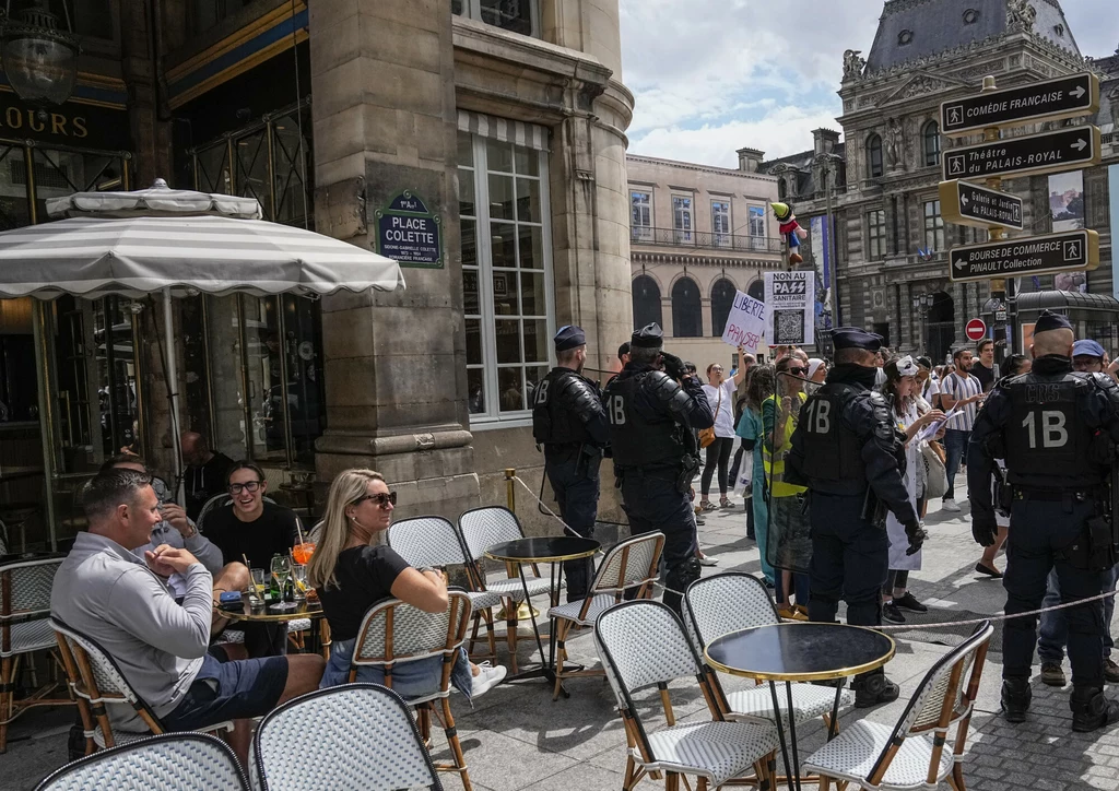 Protest obok kawiarni w Paryżu