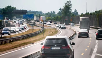 Katowice: Zderzenie czterech aut na autostradzie A4. Kierowcy wjechali w auto zabezpieczające kolizję 