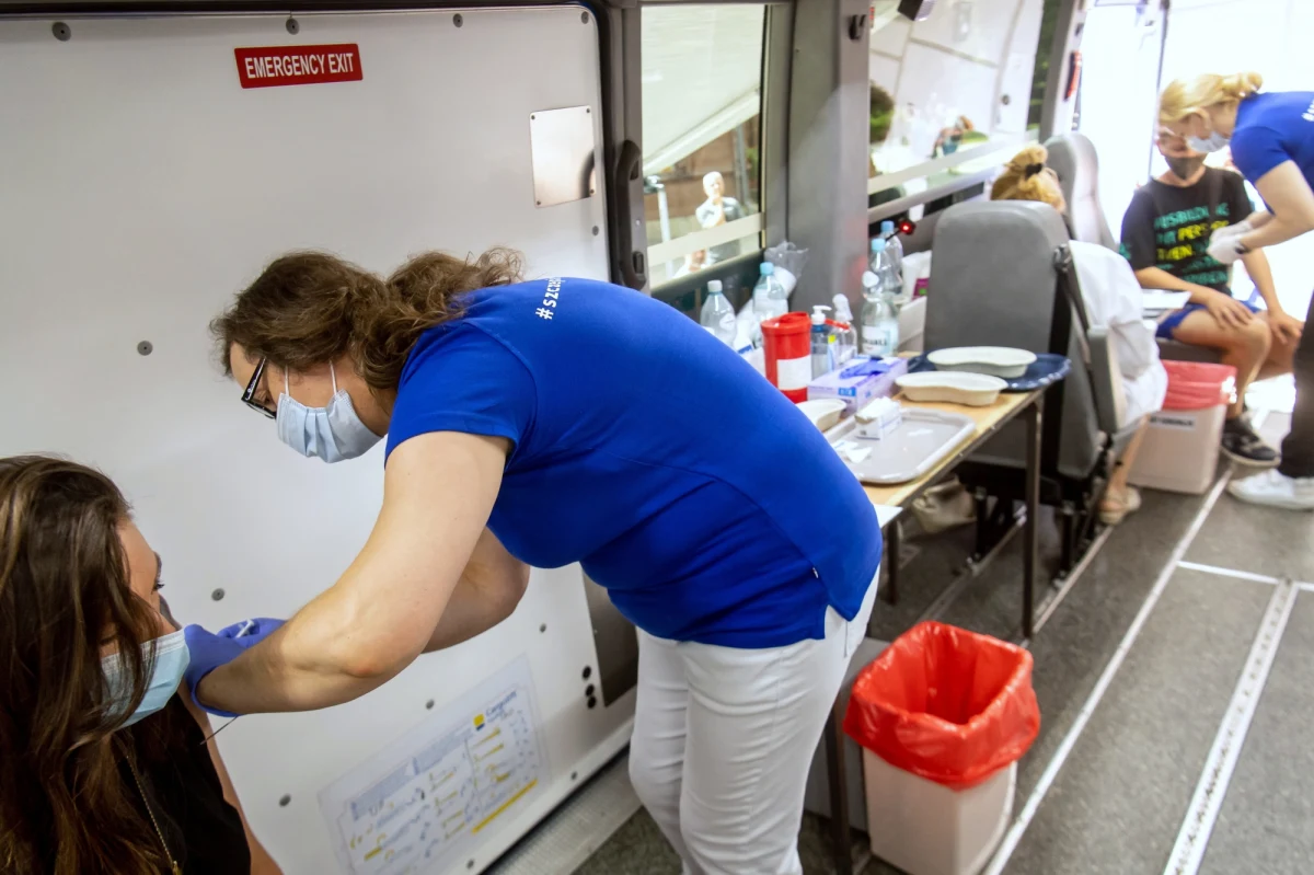 Ministerstwo Zdrowia informuje o 64 nowych przypadkach zakażenia koronawirusem. Ostatniej doby nie zmarł żaden chory na Covid-19. Bilans epidemii koronawirusa w Polsce to 2 884 162 zakażonych. Nie żyje 75 285 spośród nich.