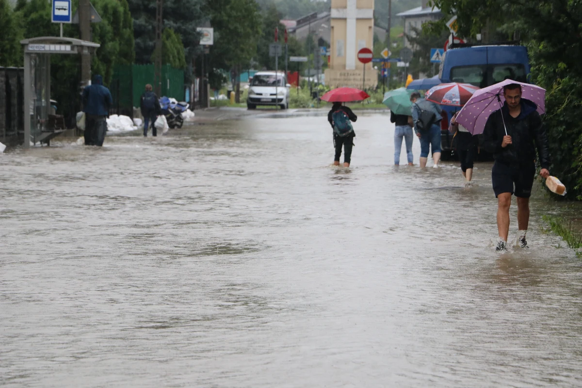 Absolutny rekord opadów zanotował w ubiegłym tygodniu Kraków. W czwartek 5 sierpnia stacja pomiarowa w tamtejszym Ogrodzie Botanicznym zarejestrowała opad sięgający 103 litrów na metr kwadratowy: najwyższy od 126 lat!