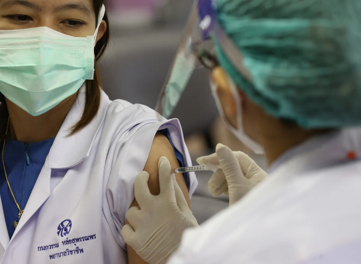 Temat obostrzeń tylko dla osób niezaszczepionych przeciw Covid-19 będzie omawiany na posiedzeniu rządowej Rady Medycznej - dowiedział się nasz reporter. Rada Medyczna przy premierze wcześniej już forsowała szereg rozwiązań, które według niej przyczyniłyby się do zmniejszenia czwartej fali zakażeń koronawirusem, spodziewanej w Polsce już na koniec wakacji.