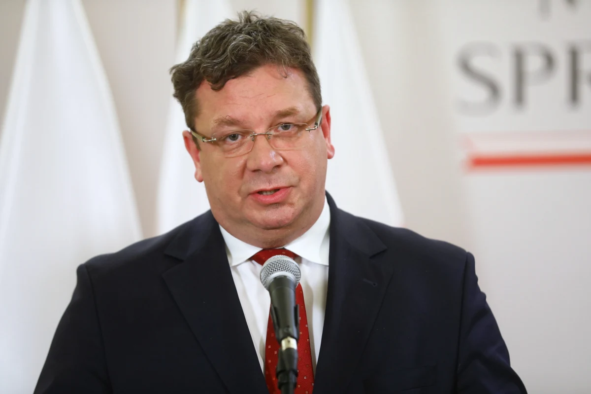 "Likwidacja Izby Dyscyplinarnej to za mało. Potrzebne są większe zmiany" - przekonuje w rozmowie z RMF FM wiceminister sprawiedliwości Michał Wójcik, wiceprezes Solidarnej Polski Zbigniewa Ziobry. To odpowiedź na plany, o których w wywiadzie dla Polskiej Agencji Prasowej mówił Jarosław Kaczyński. Prezes PiS zdradził, że Izba Dyscyplinarna zostanie zlikwidowania „i w ten sposób zniknie przedmiot sporu”.