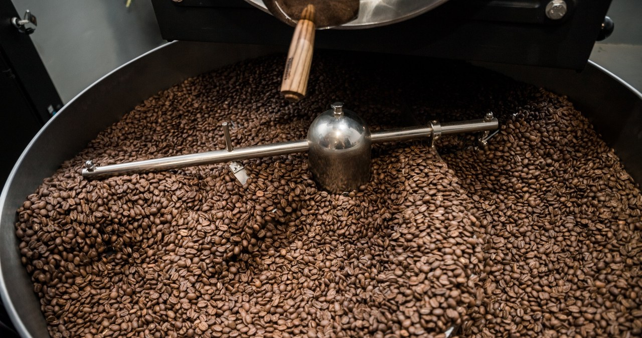 Kawa znika z półek, ceny szybują. Sklepy zaczynają chować ją przed złodziejami