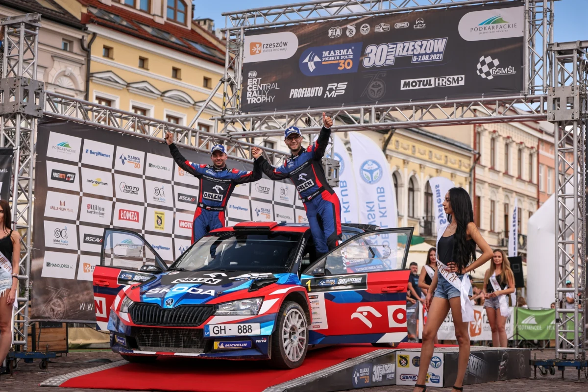 30. Rajd Rzeszowski stanowił czwartą rundę tegorocznego sezonu ProfiAuto Rajdowych Samochodowych Mistrzostw Polski. Na starcie imprezy pojawili się m.in. reprezentanci ORLEN Team – Mikołaj Marczyk oraz Szymon Gospodarczyk. Załoga Škody Fabii Rally2 evo nie ukrywała, że jej celem jest nie tylko odpowiednie przygotowanie do mistrzostw Europy, ale też walka o mistrzostwo Polski.