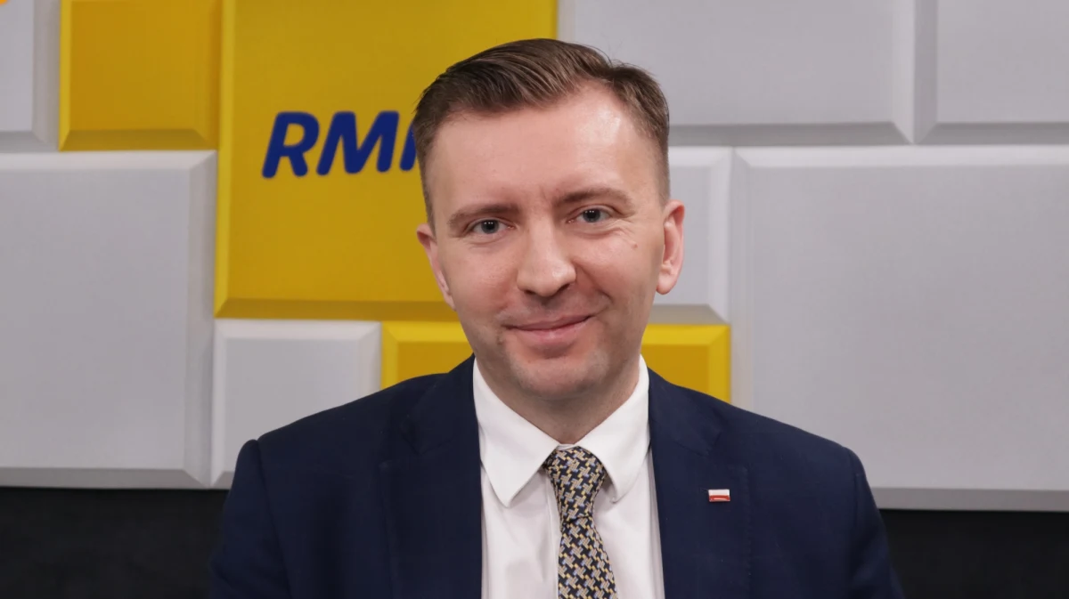 Zapowiedź likwidacji Izby Dyscyplinarnej Sądu Najwyższego nie oznacza kapitulacji Zjednoczonej Prawicy ws. reformy sądownictwa, „wręcz przeciwnie” – przekonywał w Rozmowie w samo południe w RMF FM poseł PiS, członek rządu Łukasz Schreiber. „Reforma ma być kontynuowana. Skala zadowolenia z tej reformy jest póki co umiarkowana, ponieważ ona nie jest dokończona i o tym mówiliśmy (…). Nie ma tu niczego nadzwyczajnego” – podkreślał. Równocześnie zaznaczył: „Po drugie odbywa się to wszystko w takich, powiedziałbym, zupełnie zdumiewających okolicznościach. Z jednej strony jest atak instytucji europejskich – ale on też jest skądś inspirowany, z drugiej strony mamy zachęty i opozycji, i części mediów do tego, by sędziowie nie przestrzegali ustaw”.