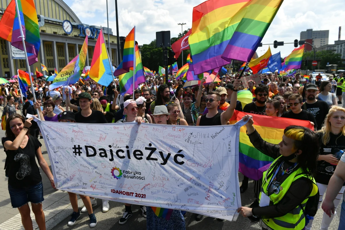 Fundacja Życie i Rodzina złożyła w Sejmie podpisy zebrane pod projektem ustawy Stop LGBT. Jeżeli projekt zostanie przegłosowany i wejdzie w życie, nie będzie można zorganizować m.in. parad i marszów równości.