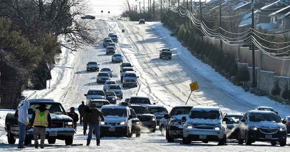 U podłoża coraz częstszych fal rekordowych upałów i mrozów leżą podobne mechanizmy klimatyczne - przekonuje na łamach czasopisma "Advances in Atmospheric Sciences" międzynarodowy zespół naukowców. Choć łatwiej pomyśleć o znaczeniu globalnego ocieplenia w gorące, niż mroźne dni, badacze są zgodni, że obserwowane coraz częściej pogodowe skrajności to wynik nałożenia się na siebie zarówno skutków wzrostu średniej temperatury, jak i naturalnych, cyklicznie występujących zjawisk klimatycznych.