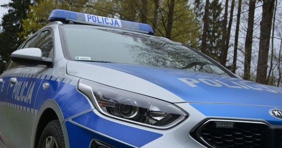 Policjanci z Leszna w Wielkopolsce pomogli rodzicom, którzy wieźli do szpitala dziecko z urazem głowy. Dziecko po upadku straciło przytomność. Funkcjonariusze zapewnili rodzinie bezpieczny transport do placówki.