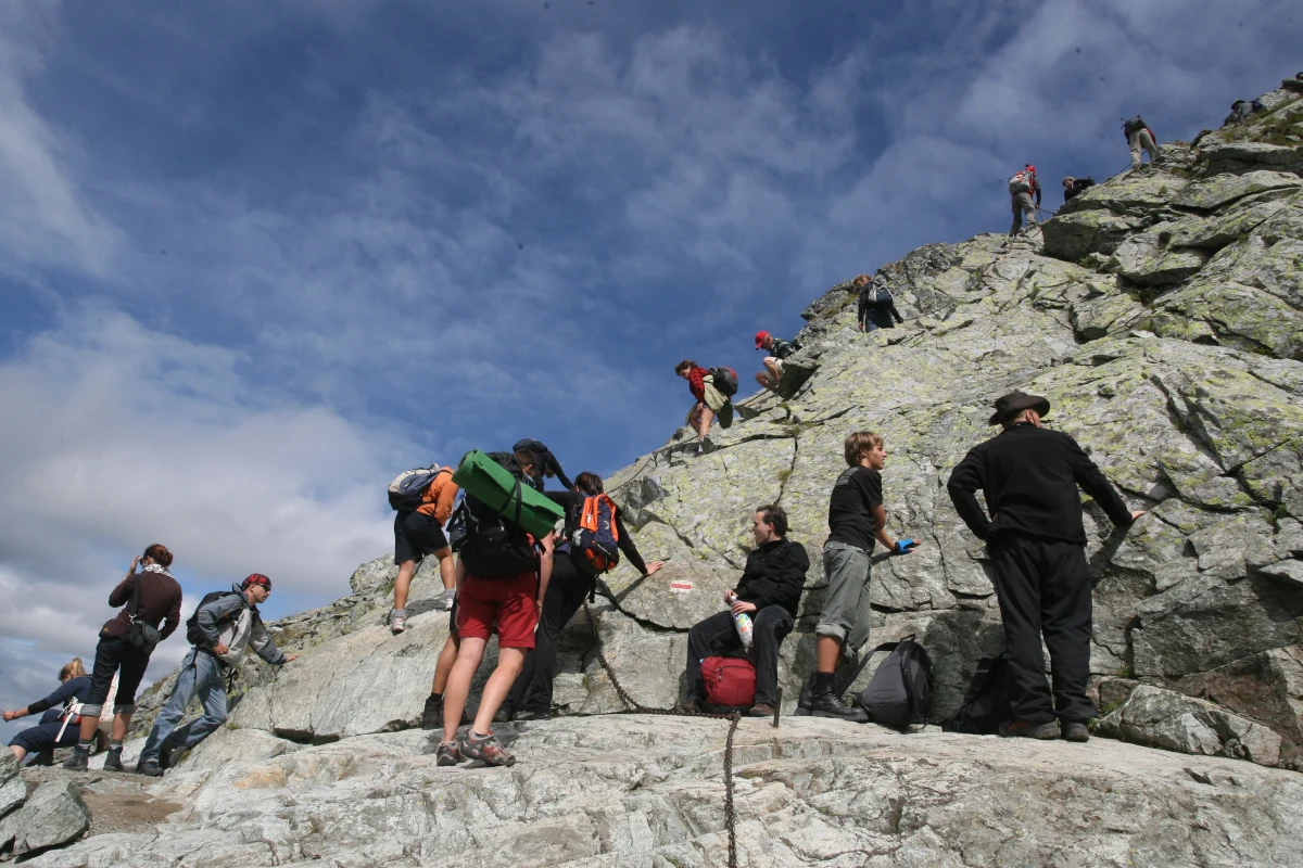 W Tatrach trwa sezon remontów szlaków turystycznych. Tak wielu i to w jednym czasie nie naprawiano jeszcze nigdy. Tatrzańskiemu Parkowi Narodowemu udało się zdobyć pieniądze na reparację z różnych źródeł i muszą one zostać wykorzystane w wyznaczonym czasie. Do remontu szlaków wysoko w górach potrzebna jest dobra pogoda, która zapewniają (choć nie zawsze) tylko miesiące wakacyjne. 