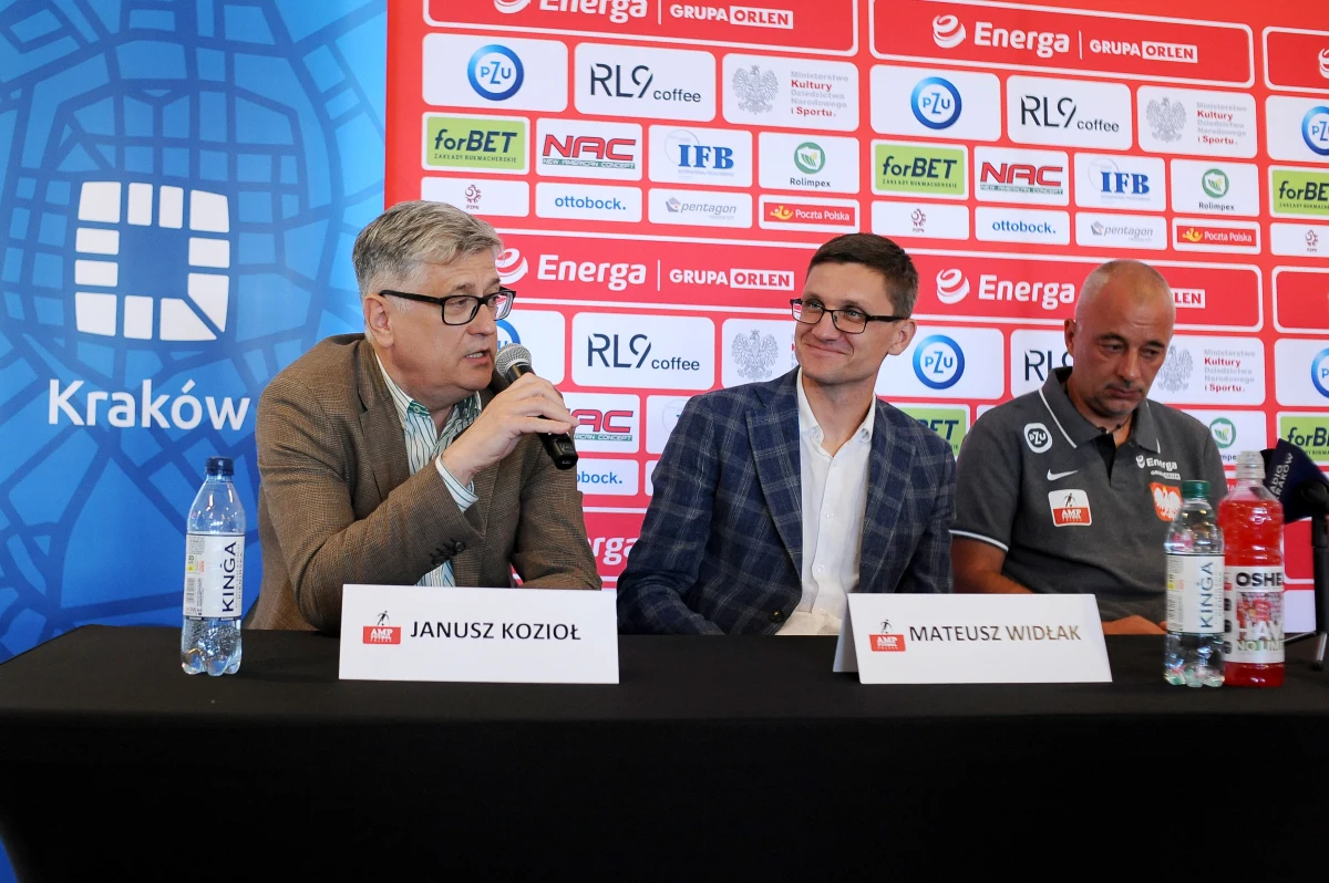 Trener reprezentacji Polski w amp futbolu Marek Dragosz ogłosił nazwiska zawodników, którzy będą reprezentować nasz kraj na wrześniowych mistrzostwach Europy w Krakowie. Turniej rozpocznie się 12 września i potrwa tydzień.