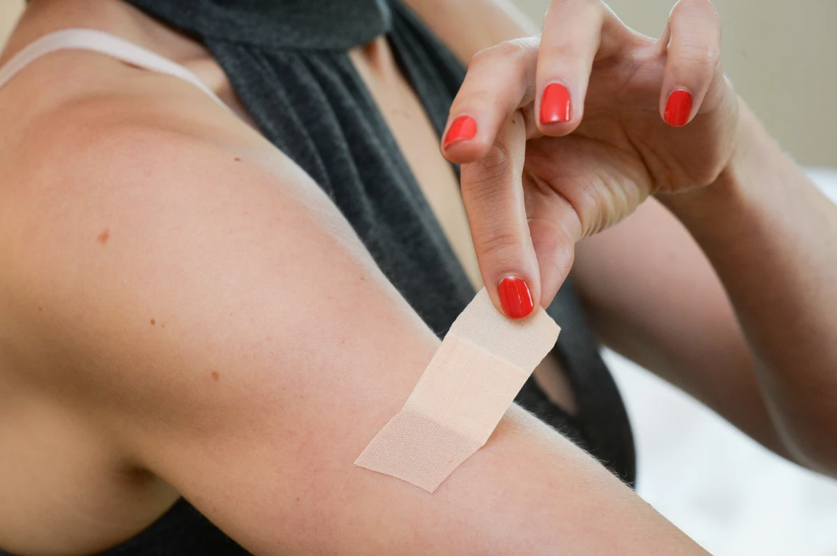 Naukowcy z Massachusetts Institute of Technology i Mayo Clinic w Rochester proponują nowy sposób zaopatrywania ran. Na łamach czasopisma "Nature Biomedical Engineering" opisują klej, który pozwala zabezpieczyć zranienie i zatrzymać krwotok. Autorzy pracy inspirowali się biologiczną substancją, którą morskie skorupiaki, pąkle, wykorzystują do przytwierdzania się do skał i kadłubów statków. Opracowana przez nich substancja przykleja się także do zakrwawionych powierzchni i może zabezpieczyć ranę nawet w 15 sekund.