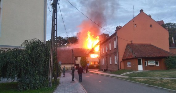 ​Pożar plebanii w Nowym Stawie pod Malborkiem na Pomorzu. Jak informuje reporter RMF FM Kuba Kaługa, zginęła jedna osoba. Z ogniem walczyło 12 jednostek straży pożarnej.