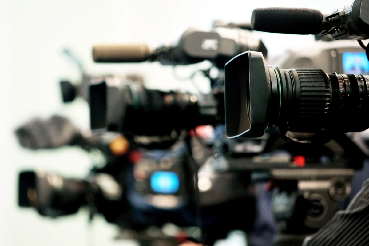 W kilkudziesięciu miastach Polski odbędą się dziś manifestacje w obronie mediów. Udział zapowiedzieli już  m.in. dziennikarze, społecznicy i liderzy partii opozycyjnych. "Nie ma zgody na ograniczanie wolności słowa w Polsce "- podkreśla szef KOD Jakub Karyś.