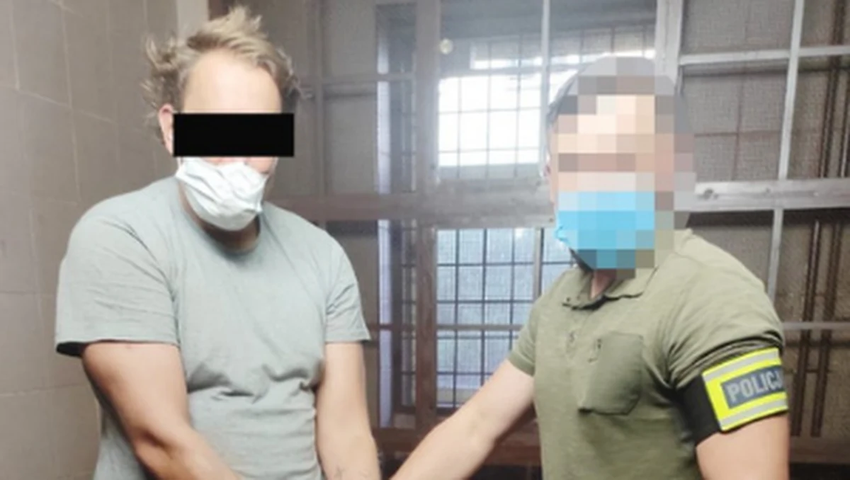 Zatrzymano mężczyznę podejrzanego o pobicie dwóch kobiet w autobusie linii 131 w Warszawie. Jednej z napadniętych kobiet napastnik ukradł też telefon komórkowy. Agresor wpadł, bo włamał się do altanki na terenie ogródków działkowych na Wilanowie. Grozi mu do 10 lat więzienia.