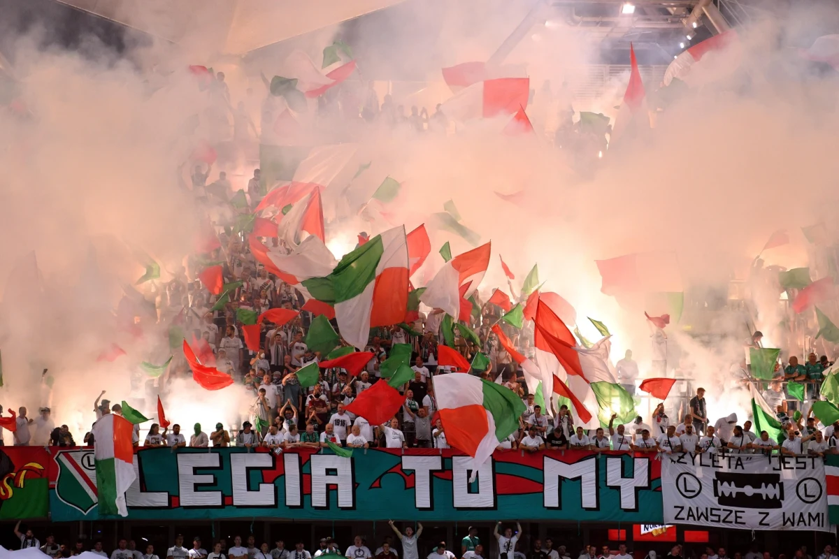 O szykowanej przez kibiców Legii zemście donoszą chorwackie media przed dzisiejszym pojedynkiem warszawskiej ekipy z Dinamem Zagrzeb w eliminacjach Ligi Mistrzów. Fani obu klubów starli się już tydzień temu w Zagrzebiu. Przed rewanżem kibice Legii wysyłać mieli do sympatyków Dinama wiadomości w mediach społecznościowych. „Czekamy na Was w Warszawie! (…) Wojsko będzie musiało przyjechać do stolicy!” – to fragment jednej z nich.