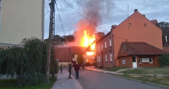 Pożar na plebanii w Nowym Stawie niedaleko Malborka mógł być samobójstwem – dowiedział się nieoficjalnie reporter RMF FM Kuba Kaługa. Strażacy rano walczyli tam z ogniem, po opanowaniu pożaru znaleźli w budynku zwęglone ciało 60-letniego mężczyzny. Jak potwierdziła RMF FM policja, były to zwłoki pracującego w tej parafii księdza. 