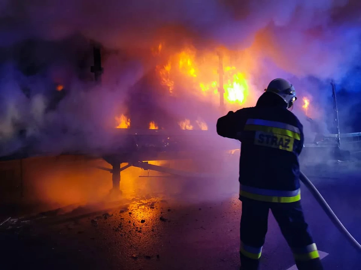 Kilka godzin trwało sprzątanie wraku spalonej ciężarówki na autostradzie A4 w rejonie Łańcuta. Do groźnego pożaru doszło w nocy między węzłami Przeworsk i Rzeszów Wschód.