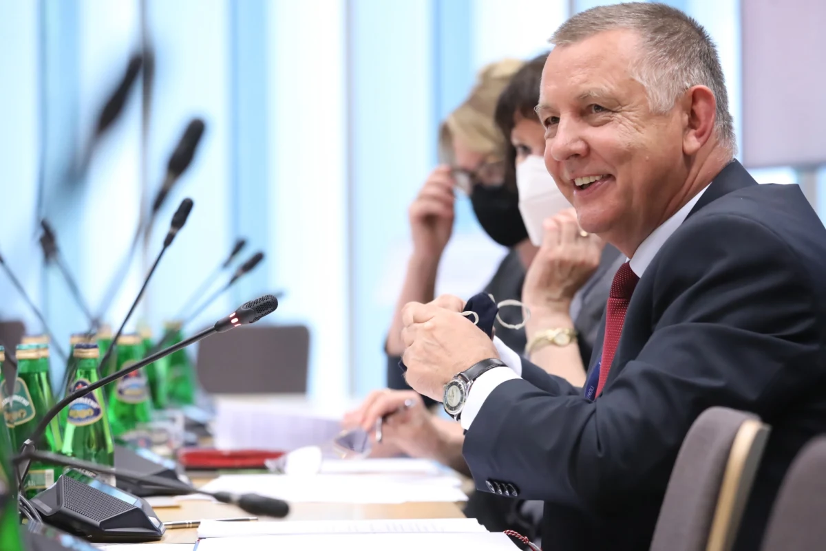 Prawo i Sprawiedliwość nie znalazło jeszcze w Sejmie większości do odebrania immunitetu prezesowi Najwyższej Izby Kontroli Marianowi Banasiowi. Wniosek o zgodę na pociągnięcie Banasia do odpowiedzialności karnej skierował do Sejmu Prokurator Generalny Zbigniew Ziobro. W liczącym ponad 50 stron dokumencie śledczy stawiają szefowi NIK 13 zarzutów.