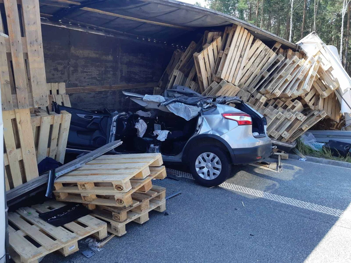 Poważny wypadek na drodze S17 w Lipówce pod Garwolinem na Mazowszu. Zderzyło się tam siedem pojazdów. Trzy osoby zostały ranne, w tym jedna ciężko.