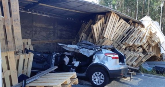 Poważny wypadek na drodze S17 w Lipówce pod Garwolinem na Mazowszu. Zderzyło się tam siedem pojazdów. Trzy osoby zostały ranne, w tym jedna ciężko.