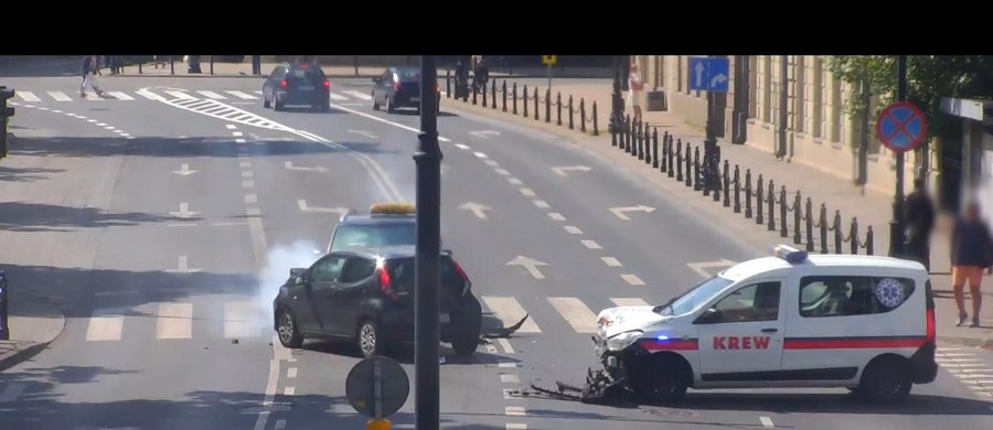 Policjanci wyjaśniają okoliczności kolizji trzech aut na skrzyżowaniu w Lublinie. Moment kraksy zarejestrowały kamery monitoringu miejskiego.