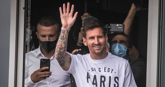 Gorące powitanie na podparyskim lotnisku w Le Bourget urządzili Lionelowi Messiemu kibice Paris Saint-Germain. Argentyński piłkarz podpisał dziś z tym klubem kontrakt.