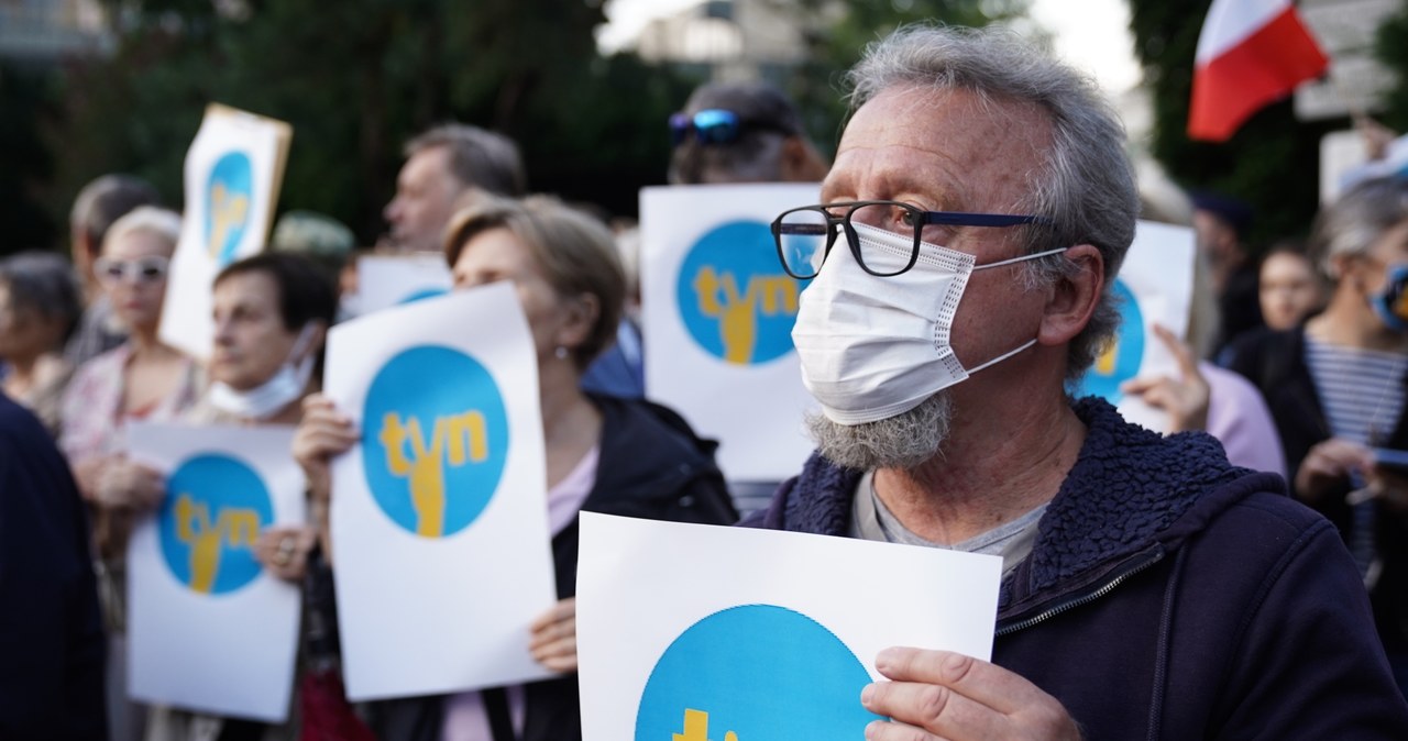 Przed sejmem odbyła się we wtorek manifestacja w obronie TVN. Jej uczestnicy przyszli z plakatami na których można przeczytać hasła "Będę bronił TVN. To moja stacja" i "Wolne media, wolni ludzie, wolna Polska", a także z logo TVN z literą "V" stylizowaną na znak victorii . Protesty zorganizowano także w kilkudziesięciu innych miastach.
